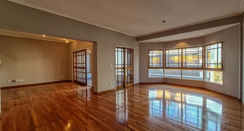 Departamento en Lomas de Zamora: 5 ambientes con terraza y cocheras
