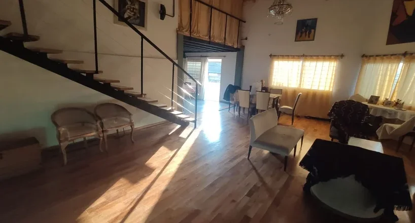 HERMOSO Y CÁLIDO LOFT FRENTE A PLAZA CON COCHERA