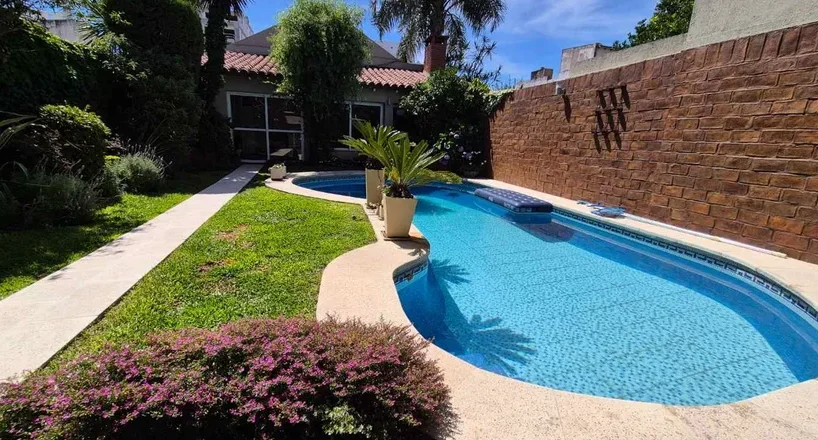 CASA 3 DORMITORIOS DEPEND. QUINCHO JARDÍN PISCINA